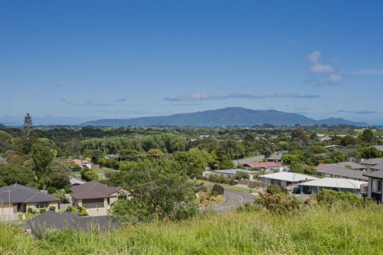 Photo of property in 10 Kakariki Grove, Waikanae, 5036