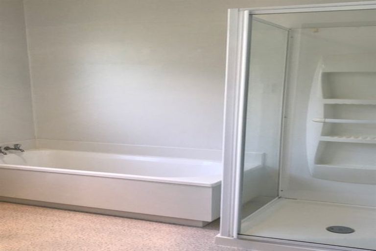 Photo of property in 32 Roick Parade, Glen Eden, Auckland, 0602