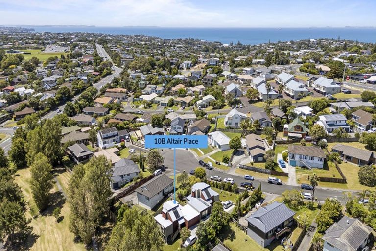 Photo of property in 2/10 Altair Place, Windsor Park, Auckland, 0632
