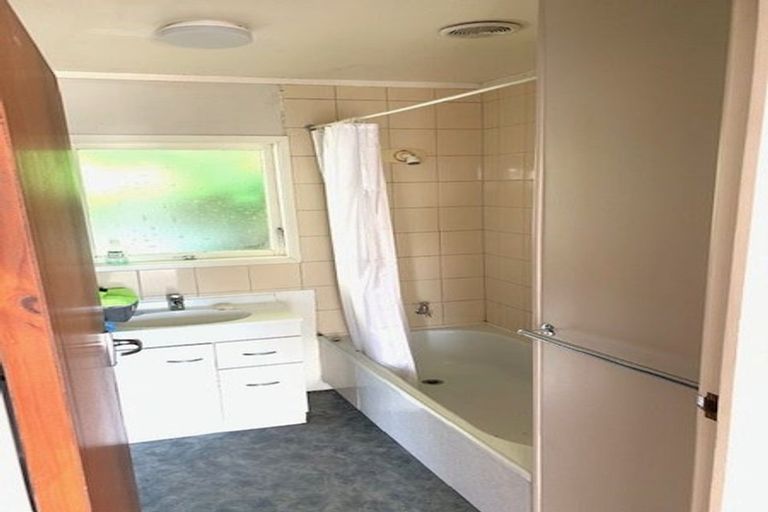 Photo of property in 2/1 Hatherlow Street, Glenfield, Auckland, 0629