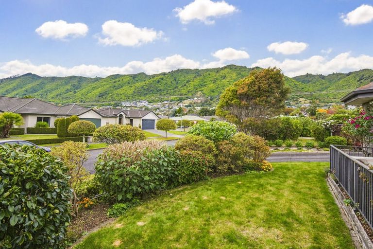 Photo of property in 4 Cranbrook Grove, Waikanae, 5036