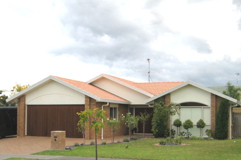 Photo of property in 8 Rosetti Rise, West Harbour, Auckland, 0618