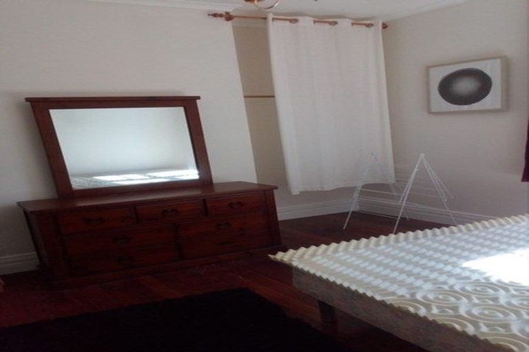 Photo of property in 25 Sutherland Crescent, Melrose, Wellington, 6023