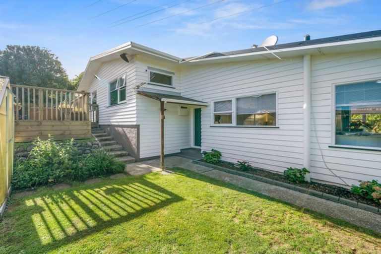 Photo of property in 27 Griffiths Grove, Newlands, Wellington, 6037