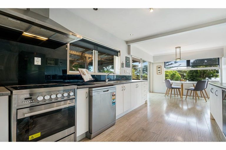 Photo of property in 12 Havelle Avenue, Titirangi, Auckland, 0604