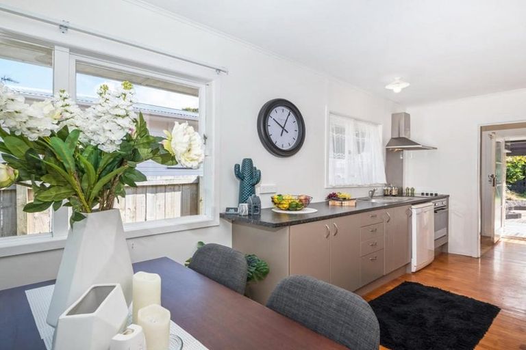 Photo of property in 6 Gill Avenue, Te Atatu Peninsula, Auckland, 0610