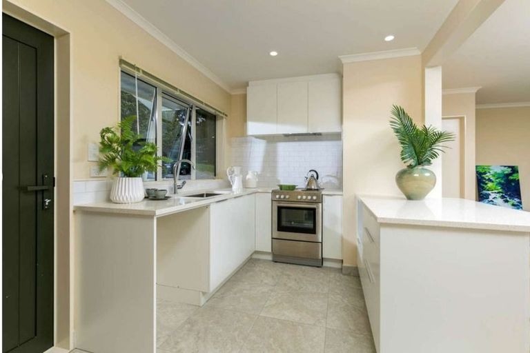 Photo of property in 4a Viridian Lane, Greenhithe, Auckland, 0632