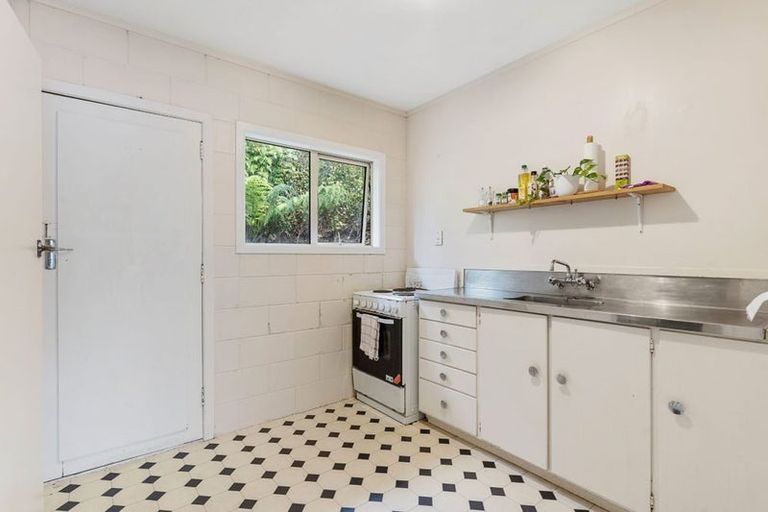 Photo of property in 2 Konini Road, Titirangi, Auckland, 0604