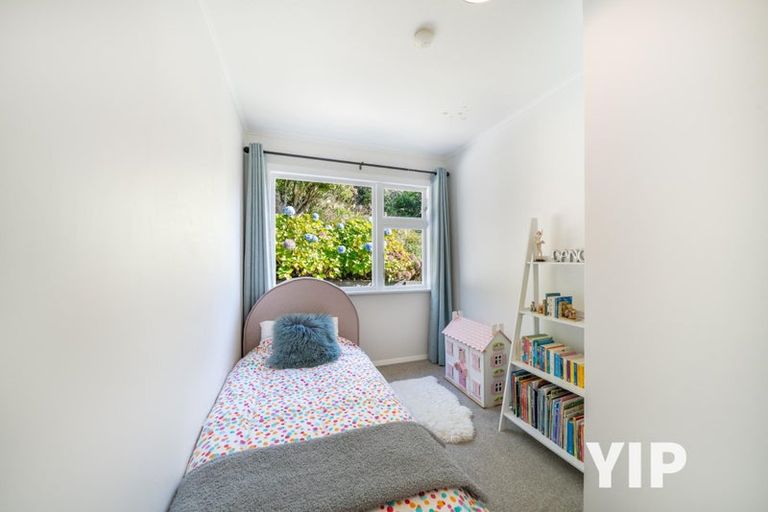 Photo of property in 6 Royston Way, Newlands, Wellington, 6037