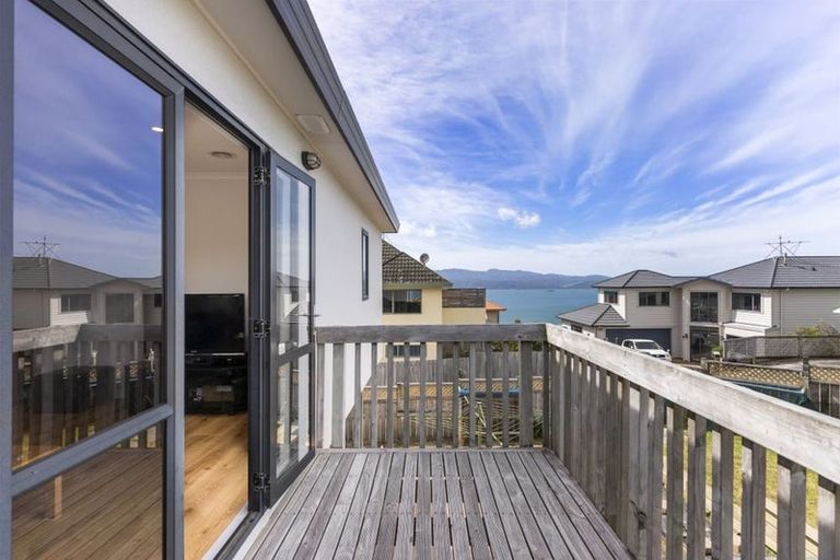 Photo of property in 10 Bennett Grove, Newlands, Wellington, 6037