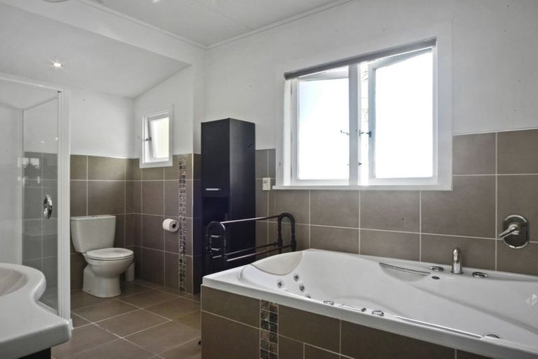 Photo of property in 72 Avenue North Road, Levin, 5510