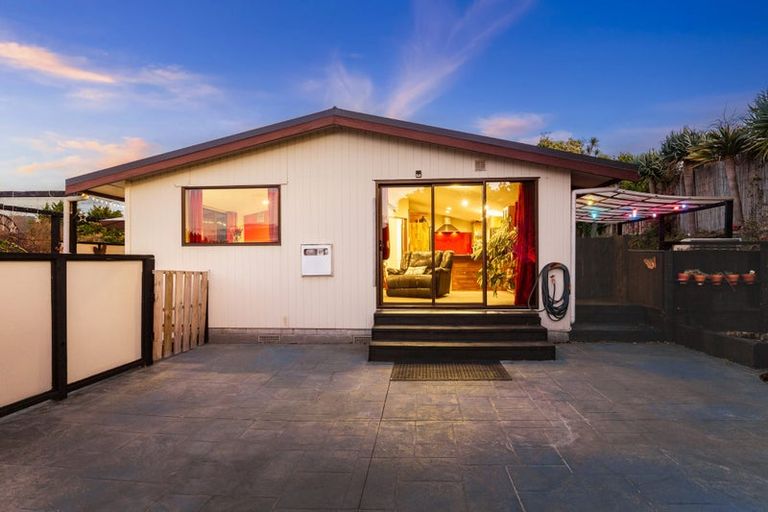 Photo of property in 16 Karaka Grove, Raumati Beach, Paraparaumu, 5032