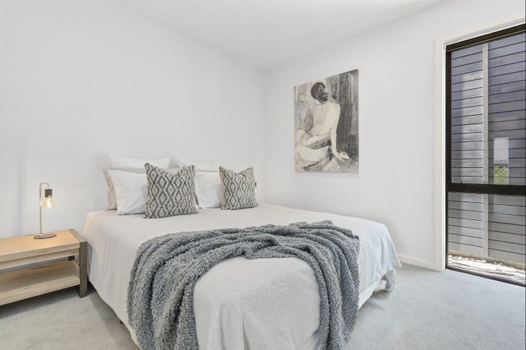 Photo of property in 2 Kotuku Lane, Jacks Point, Queenstown, 9371