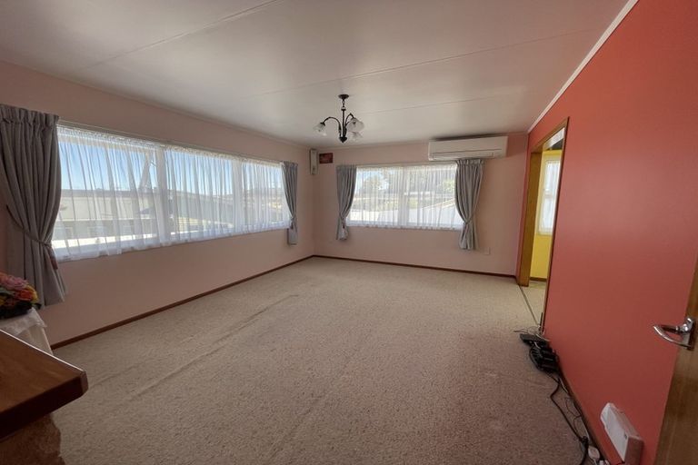 Photo of property in 76 Stewart Drive, Newlands, Wellington, 6037