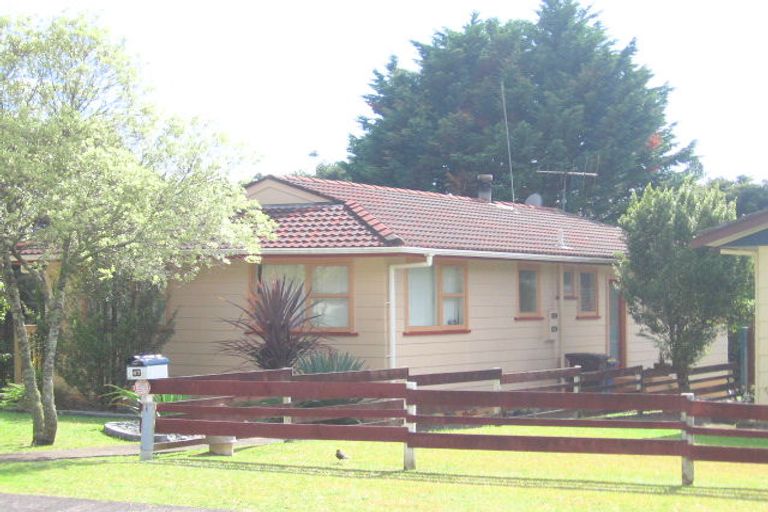 Photo of property in 47 Staincross Street, Green Bay, Auckland, 0604