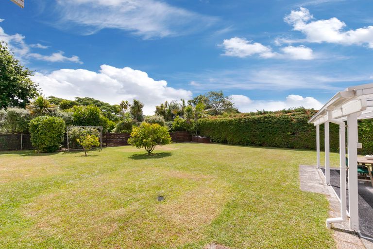 Photo of property in 39 Harbour View Road, Point Wells, 0986