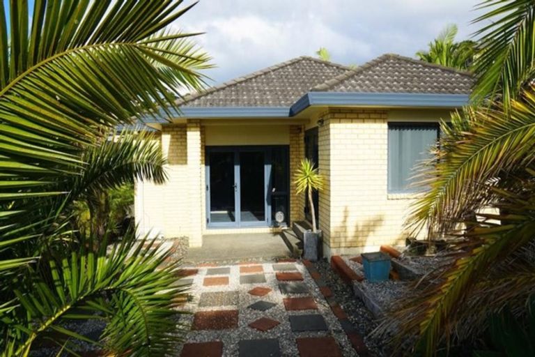 Photo of property in 23 Roberta Crescent, Orewa, 0931