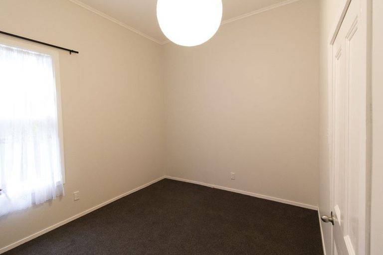 Photo of property in 39 Todman Street, Brooklyn, Wellington, 6021