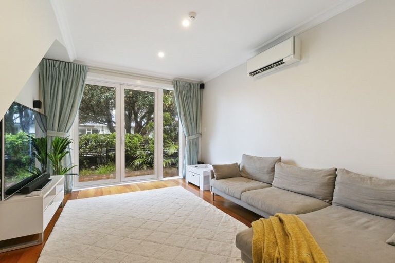 Photo of property in 10 Inglis Street, Seatoun, Wellington, 6022