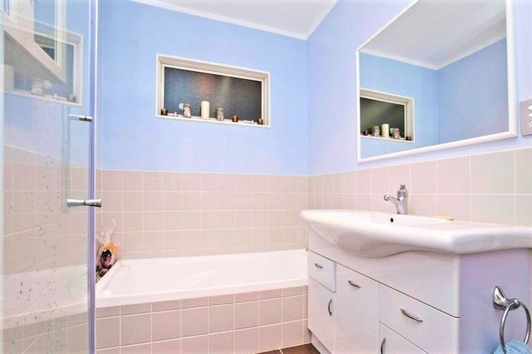 Photo of property in 2/62 Glenvar Road, Torbay, Auckland, 0630