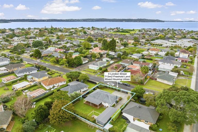 Photo of property in 4 London Street, Te Atatu Peninsula, Auckland, 0610