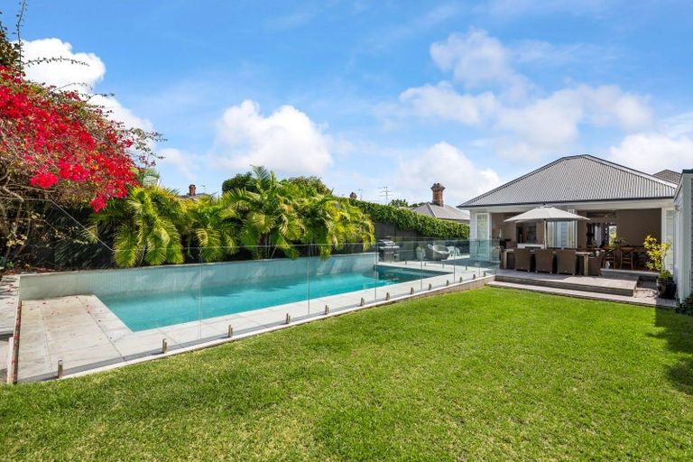 Photo of property in 58 Albert Road, Devonport, Auckland, 0624