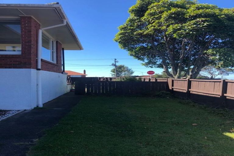 Photo of property in 90 Golf Road, New Lynn, Auckland, 0600