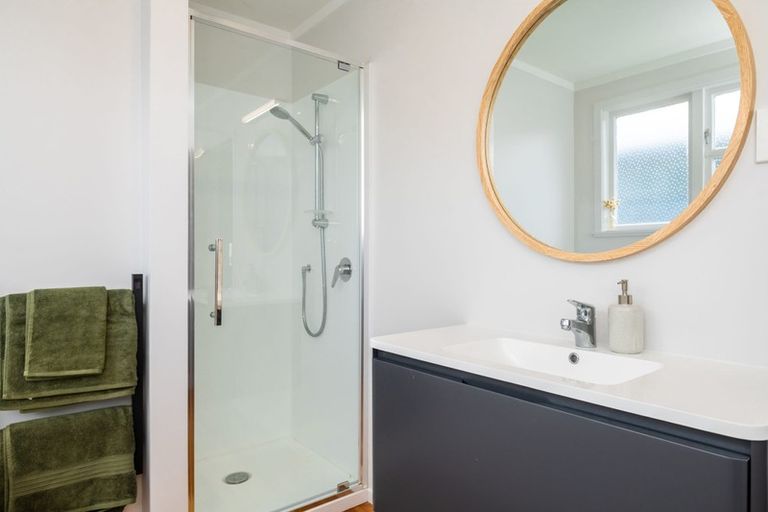 Photo of property in 34 Brooker Grove, Newlands, Wellington, 6037