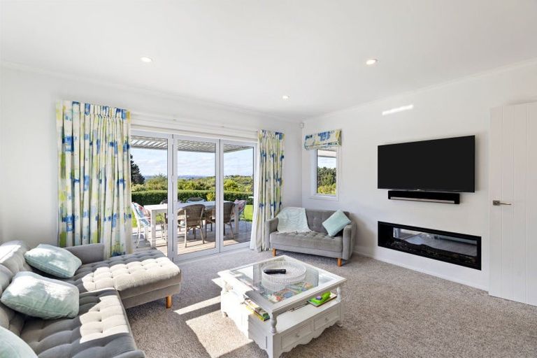 Photo of property in 51 Coutts Way, Fitzherbert, Palmerston North, 4410