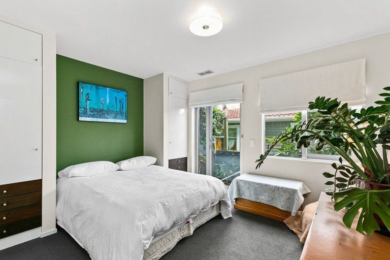 Photo of property in 10 Cave Road, Houghton Bay, Wellington, 6023