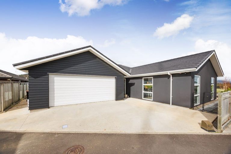 Photo of property in 16 Cyprus Place, Fitzherbert, Palmerston North, 4410