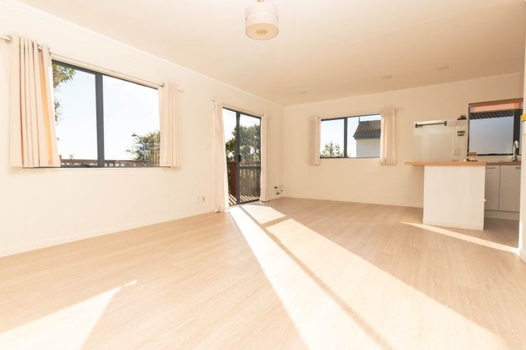 Photo of property in 2/59 Santiago Crescent, Unsworth Heights, Auckland, 0632