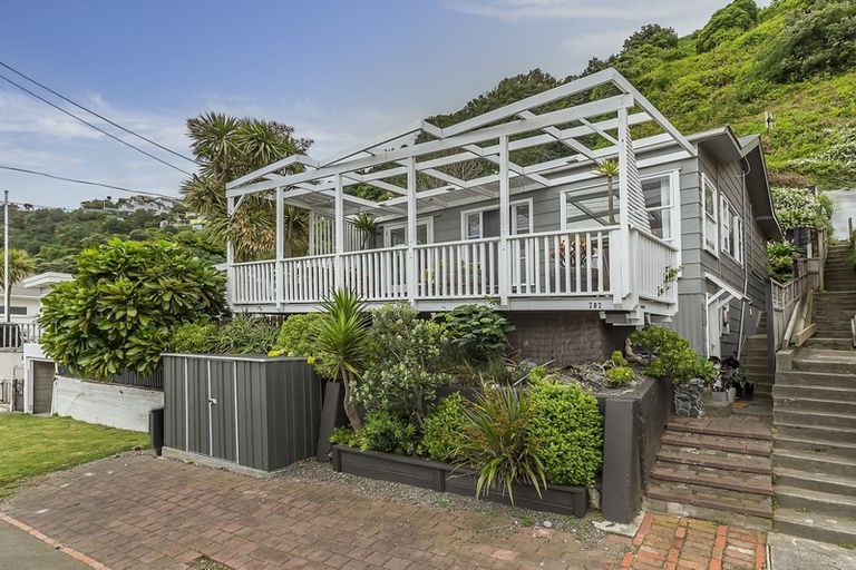 Photo of property in 282 Queens Drive, Lyall Bay, Wellington, 6022