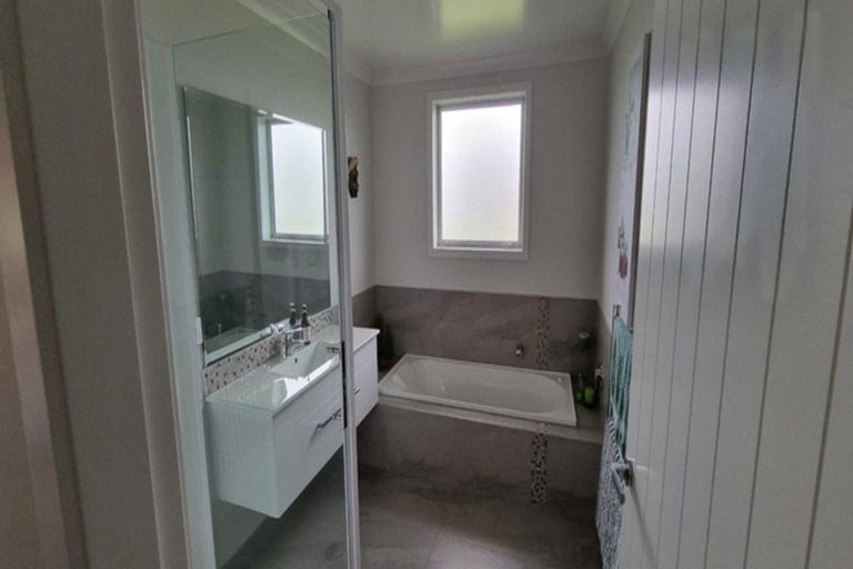 Photo of property in 9 Waipuna Grove, Levin, 5571