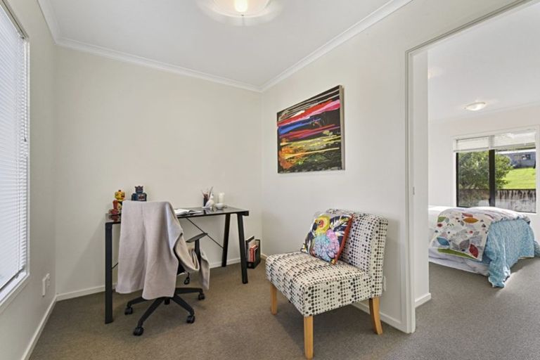 Photo of property in 14 Verdale Circle, Glen Eden, Auckland, 0602