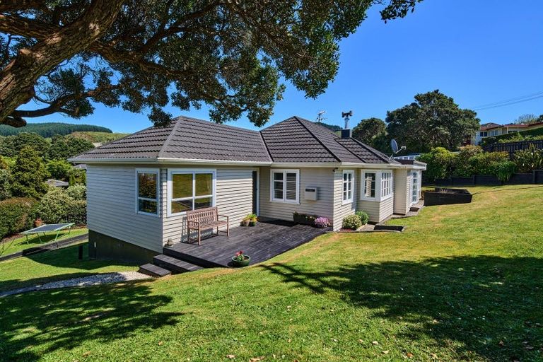 Photo of property in 2 Kereru Bend, Tawa, Wellington, 5028