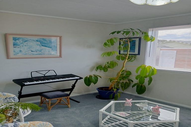 Photo of property in 11 Iredale Road, Hawera, 4610