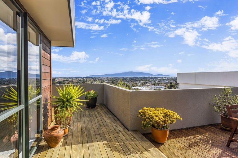 Photo of property in 77 Kakariki Grove, Waikanae, 5036