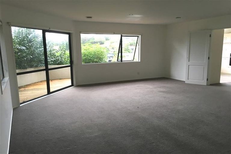 Photo of property in 2/5 Seaford Place, Murrays Bay, Auckland, 0630