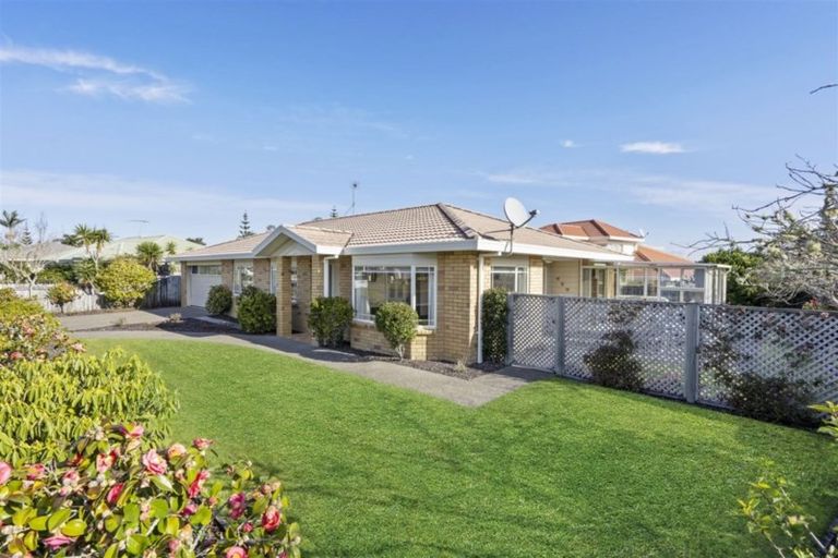 Photo of property in 156 Lakeside Drive, Orewa, 0931
