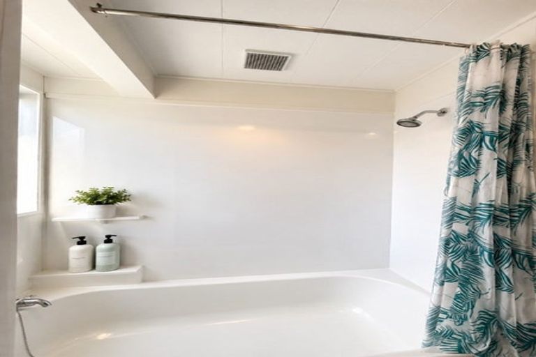 Photo of property in 8e Montgomery Crescent, Clouston Park, Upper Hutt, 5018