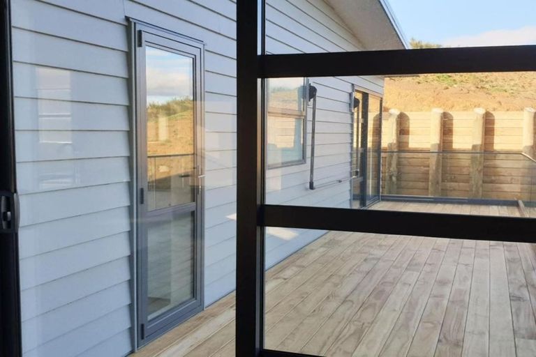 Photo of property in 9a Grumman Lane, Newlands, Wellington, 6037