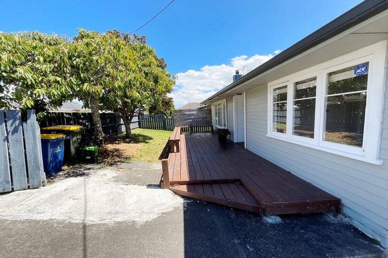 Photo of property in 4 Paton Avenue, Te Atatu South, Auckland, 0610