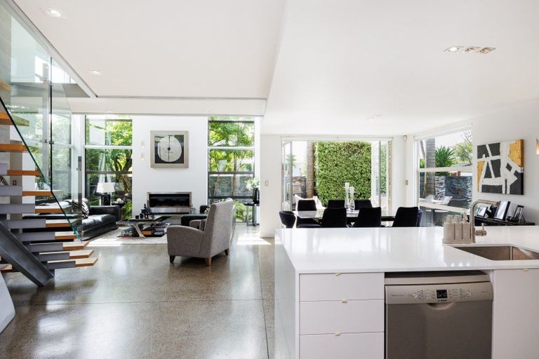 Photo of property in 297 Fitzherbert Avenue, West End, Palmerston North, 4410