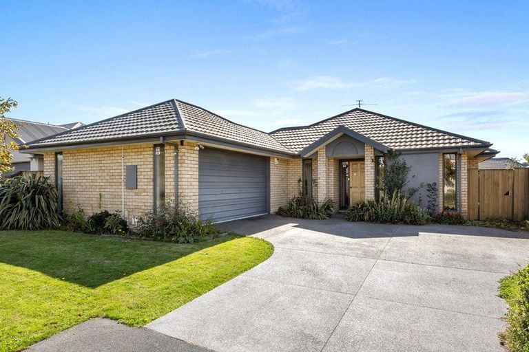 Photo of property in 6 Sheraton Place, Redwood, Christchurch, 8051