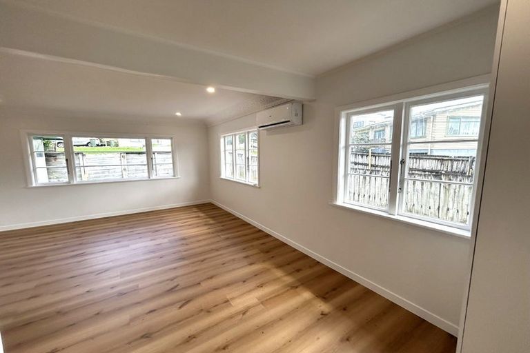 Photo of property in 1/16 Kaponga Crescent, New Lynn, Auckland, 0600