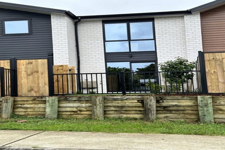 Photo of property in 2/172 Don Buck Road, Massey, Auckland, 0614