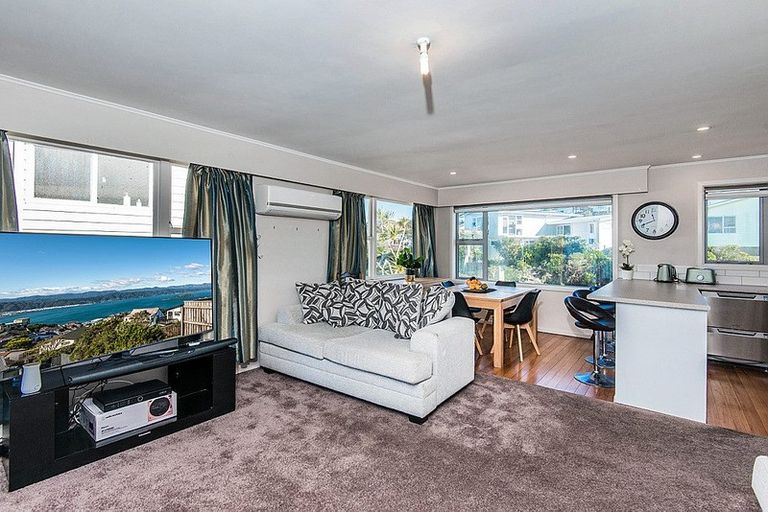 Photo of property in 44 Somes Crescent, Newlands, Wellington, 6037