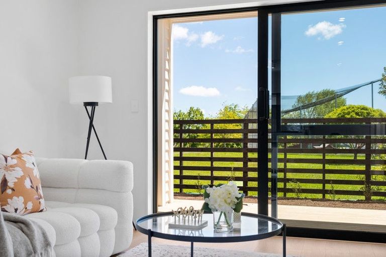 Photo of property in 6/18 Albert Road, Kelston, Auckland, 0602