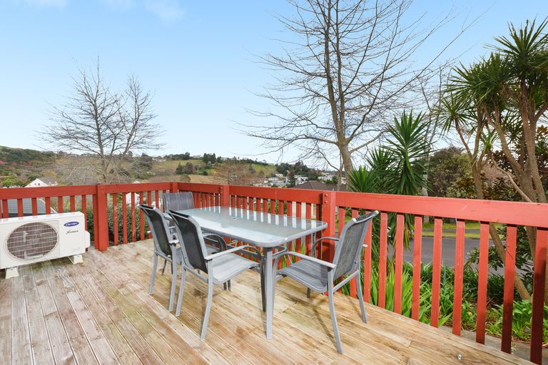 Photo of property in 2 Lysaght Place, Welcome Bay, Tauranga, 3112